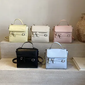 Minimalistische vierkante handtassen in vijf pastelkleuren met strikdecoratie en handvat
