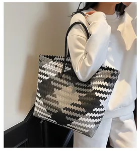 Gros plan du sac cabas tissé aux motifs géométriques noir blanc gris avec anses rondes