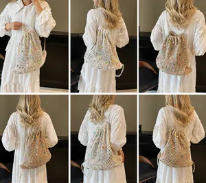 Vues multiples d'un sac à dos en crochet beige avec perles colorées porté par un modèle