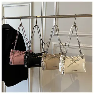 Quatre sacs à main chics avec nœud papillon en rose noir et blanc avec chaînes argentées