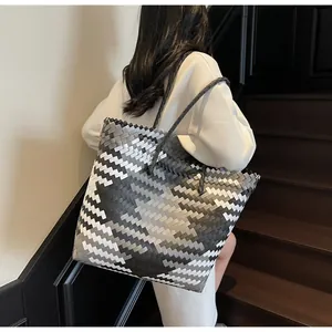 Vue détaillée du sac cabas tissé à la main avec motif chevron et fines bretelles