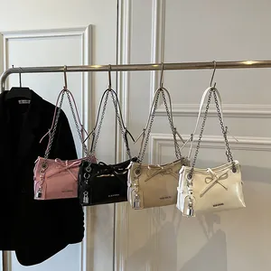 Sac fourre-tout élégant avec nœud papillon et bandoulière en rose noir beige et blanc