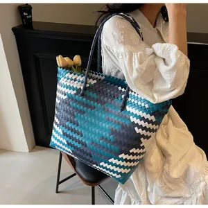 Détail du cabas tissé main avec motif géométrique à chevrons et longues anses