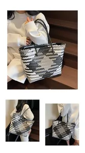 Détails d'un sac cabas tissé à la main avec un motif géométrique noir et blanc