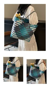 Détails du sac cabas tissé bleu à motifs géométriques avec une grande capacité et anses souples
