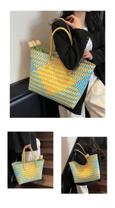 Détail du sac cabas tissé avec motif zigzag jaune et bleu et des poignées robustes