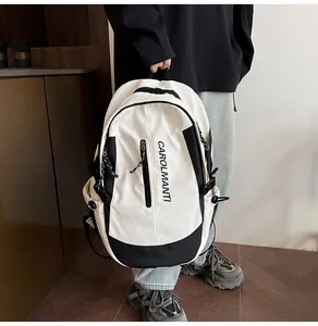 Détail du sac à dos bicolore avec sangles réglables et poche latérale en filet pratique