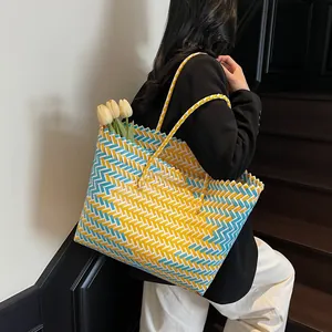 Grand sac cabas tissé aux motifs chevron bleu et jaune avec bandoulières longues