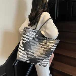 Sac fourre-tout tissé moderne avec motifs géométriques gris et longues anses noires