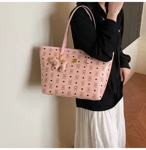 Detailansicht der rosa Tragetasche mit Bärenprint, Hundeanhänger und goldener Hardware