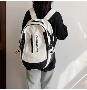 Mannequin portant un grand sac à dos noir et blanc montrant la taille et l'ajustement