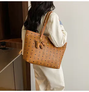 Große braune Totebag mit Bärenmuster und Hundeanfänger-Detail am Modell getragen