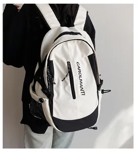 Vue latérale du grand sac à dos noir et blanc avec logo Carolmanti et boucles réglables