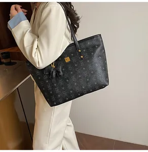 Details der schwarzen Einkaufstasche mit Bärenprint, Strukturleder und Goldbeschlag
