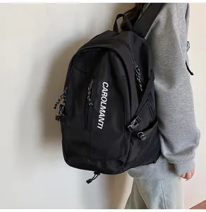 Vue latérale d'un grand sac à dos noir décontracté avec logo et détails de fermeture