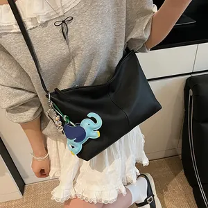 Large capacity vintage pleated black crossbody bag with elephant charm and heart pendant
