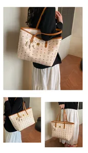 Nahaufnahme der Retro-Tote-Bag mit Bärenmuster und süßem Bärenanhänger-Detail