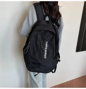 Vue arrière d'un grand sac à dos en nylon noir avec logo blanc pour voyage quotidien
