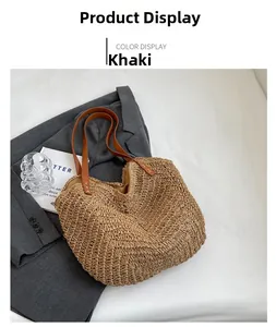 Détail du sac cabas en paille tissé avec anses en similicuir marron sur blazer gris