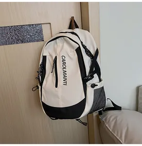 Gros plan sur l'inscription noire du sac à dos blanc cassé avec boucles et poche en filet