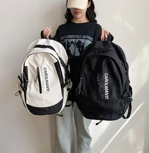 Comparaison de grands sacs à dos minimalistes en noir et beige avec logo imprimé