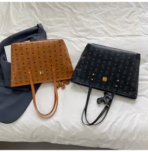 Detailansicht großer Tragetaschen mit Vintage-Bärendruck und passenden Anhängern
