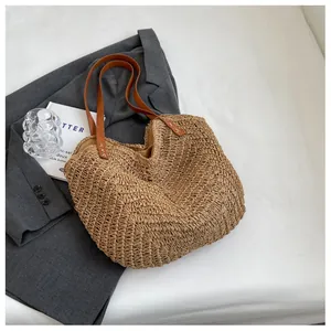 Détail du grand sac cabas en paille tressée avec anse en cuir et motif à chevrons
