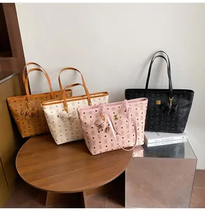 Detailansicht von vier Retro-Tragetaschen in Braun, Beige, Rosa und Schwarz