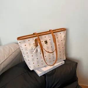 Damen Große Kapazität Tragetasche PU Leder Monogramm Bär Druck Pendler Umhängetasche Vintage Lässige Handtasche Mit Metallplatte