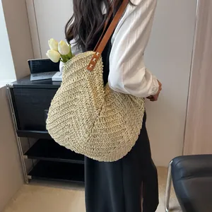 Sac fourre-tout chic en paille crème avec texture ondulée et lanières en cuir marron