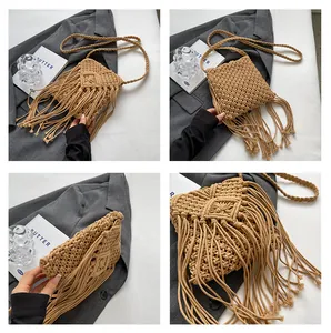 Dettaglio della borsa di paglia boho con motivi geometrici e lunghe frange pendenti