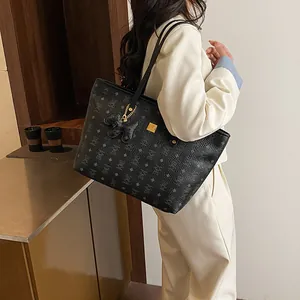 Schwarze Vintage-Tragetasche mit geometrischem Muster und goldener Plakette für den Alltag