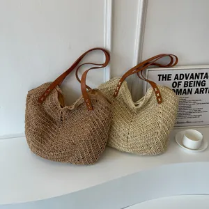 Sac fourre-tout en paille avec bandoulière en cuir en marron et beige pour l'été