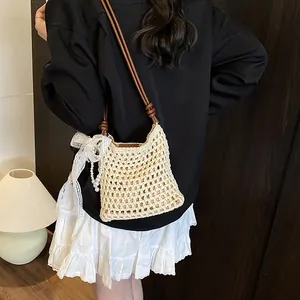 Sac à bandoulière chic en paille crochetée beige avec nœud en dentelle et perles d'été