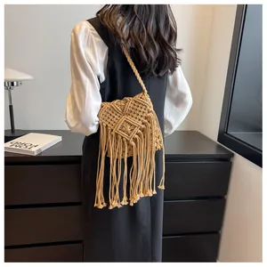 Dettaglio della borsa bohémien in macramè con motivi a rombi e lunghe frange