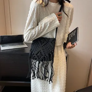 Borsa a tracolla in macramé nero fatta a mano con lunghe frange e motivi geometrici