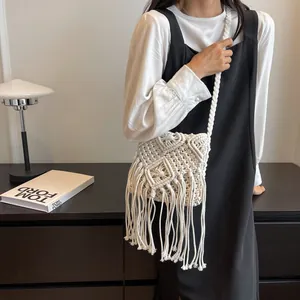 Borsa a tracolla artigianale in macramè bianco con frange per vacanze al mare