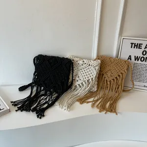 Borsa a tracolla artigianale in macramè con lunghe frange in nero, beige e kaki