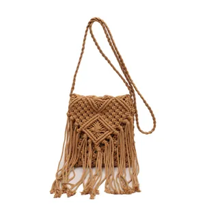 Borsa a tracolla bohémien intrecciata a mano con motivi a rombi e lunghe nappe