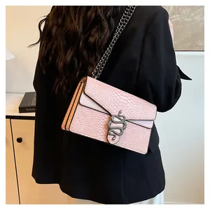 Rosa Schultertasche mit Schlangenmuster, silbernem Schlangenkopf-Verschluss und Kette