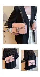 Detail der rosa Schlangenhaut-Struktur Tasche mit silberner Schlangenkopf-Schnalle