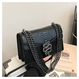 Detailansicht einer schwarzen Schlangentextur-Tasche mit silberner Schlangenschnalle