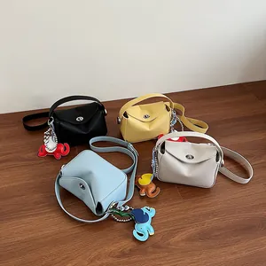 Sacs demi-lune pour femmes en noir, jaune, bleu et blanc avec pendentifs éléphants