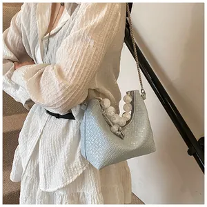 Gros plan du sac sous le bras tissé bleu clair avec de grandes perles cristallines