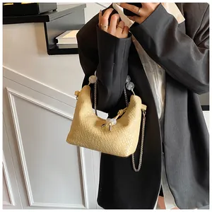 Détail du sac à bandoulière en cuir PU tressé avec chaîne argentée et perles décoratives