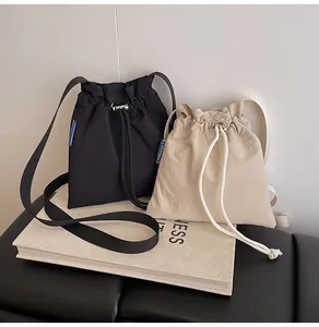 Détails de sacs en nylon imperméables à cordon en noir et beige avec boucles en métal