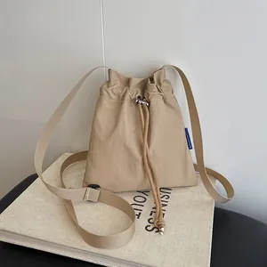 Sac Seau Imperméable en Nylon pour Femmes Plissé Sac à Bandoulière Décontracté Urbain Minimaliste Sac de Voyage Léger