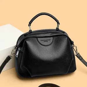 Elegante schwarze Handtasche aus Leder mit Narbenstruktur, Tragegriff und Silberbeschlag