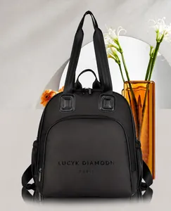 Dettaglio dello zaino in nylon nero impermeabile con logo goffrato 3D e cerniera elegante