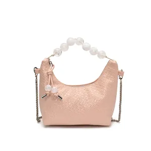 Sac sous le bras rose en croissant avec poignée en perles et fine chaîne en métal